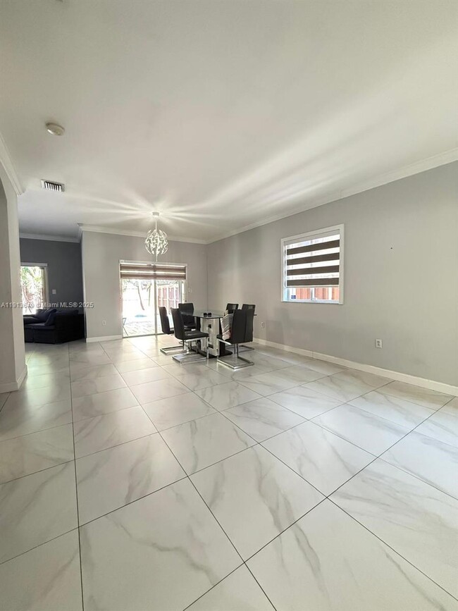 Building Photo - 239 SE 31st Terrace