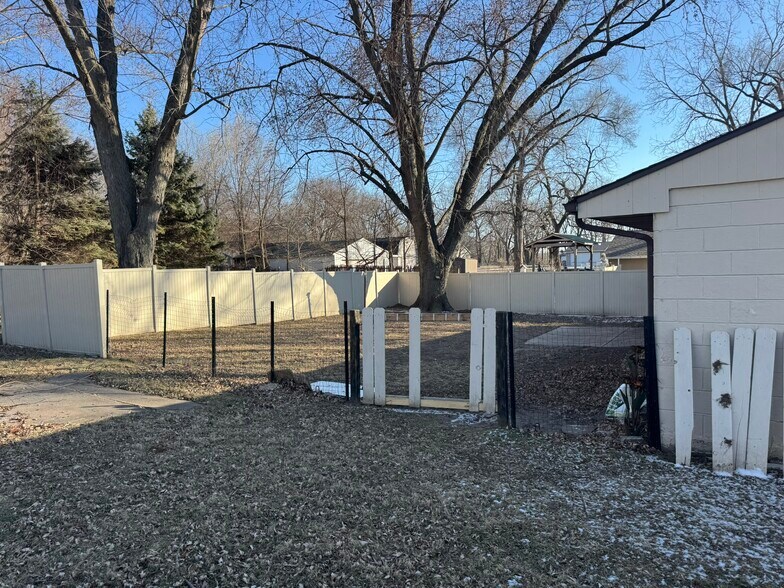 Building Photo - 1311 Devils Glen Rd