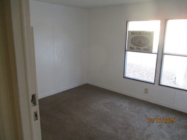 Building Photo - 1045 Canyon Ln