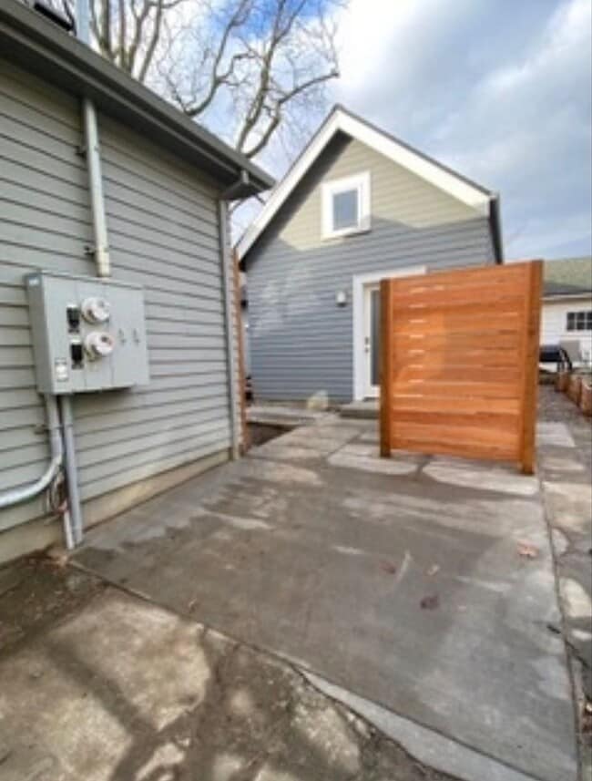 Building Photo - Knott House