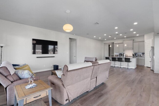 Building Photo - 547 Jefferson Dr