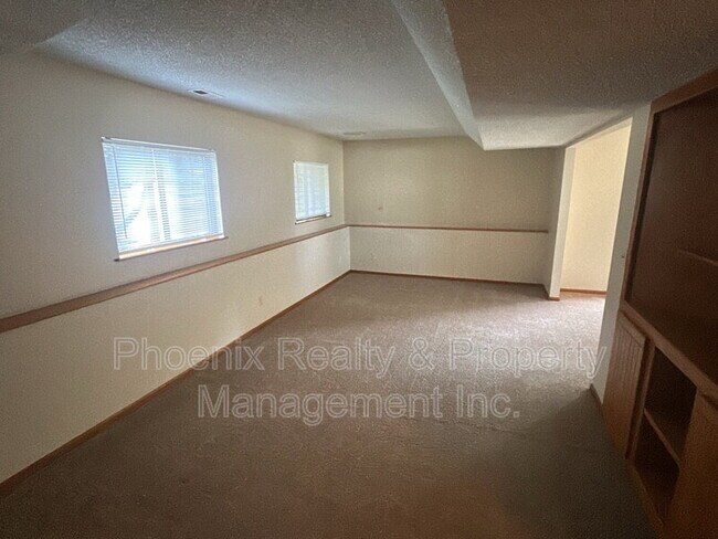 Building Photo - 146 Lois Dr