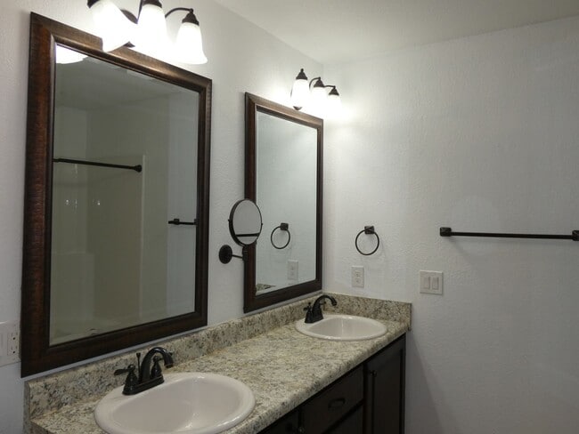 Building Photo - Spacious 3-Bedroom Home - Great Location