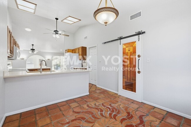 Building Photo - Where Character Takes Center Stage! Now Offering $500 Off First Month’s Rent!