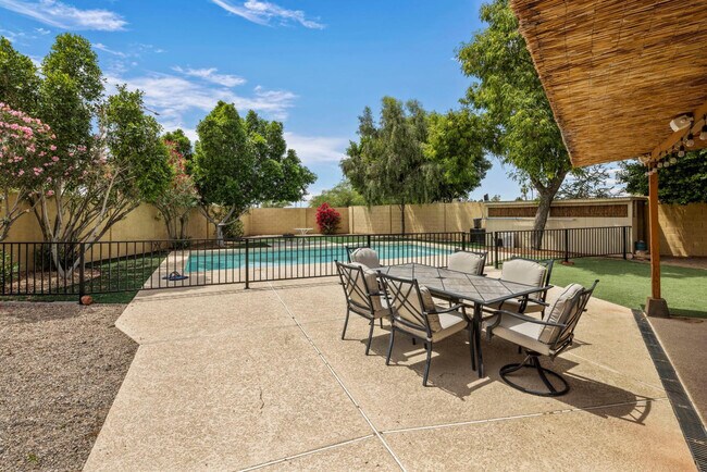 Building Photo - 10625 E Becker Ln