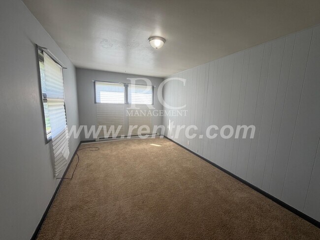 Building Photo - 912.5 James Pl