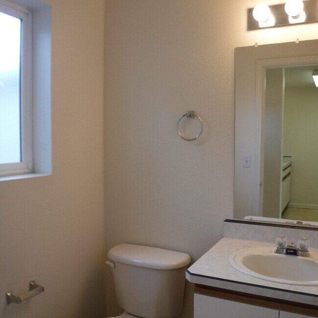 Building Photo - 2 Bed/2.5 Bath Unit in SW Redmond Fourplex