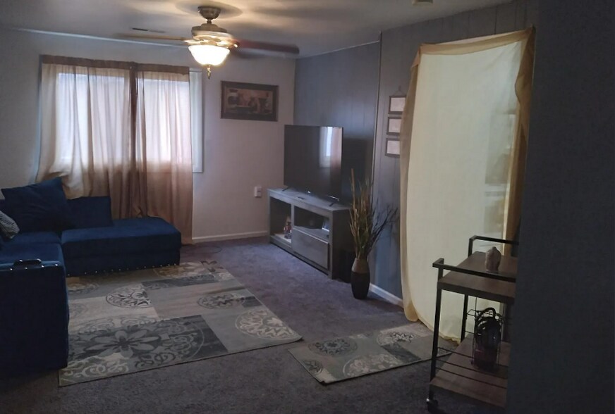 Building Photo - 2555 S 68th St