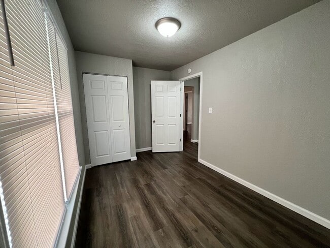 Building Photo - Beautifully Renovated 3 Bed, 1 Bath House
