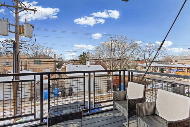 Building Photo - 6246 N Pulaski Rd