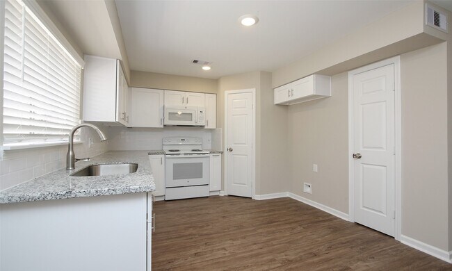 Building Photo - 1547 Airline Dr