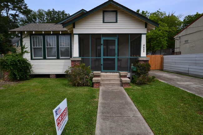 Building Photo - Vintage! Newly updated 3 bedroom, 2 bath h...