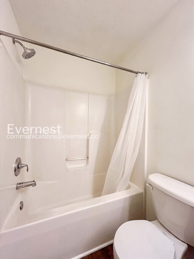 Building Photo - 3 Bed/2.5 Bath Townhome with Garage / Available Now!