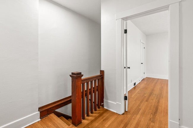 Building Photo - 523 Park Ave