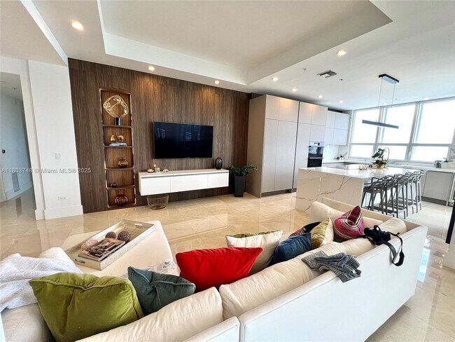 Building Photo - 848 Brickell Key Dr