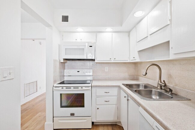 Building Photo - 1201 SE 2nd Ct