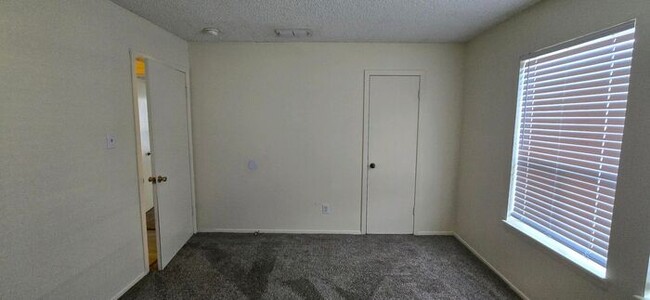 Building Photo - Tour Today! Newly Updated 2/1.5 Townhome i...