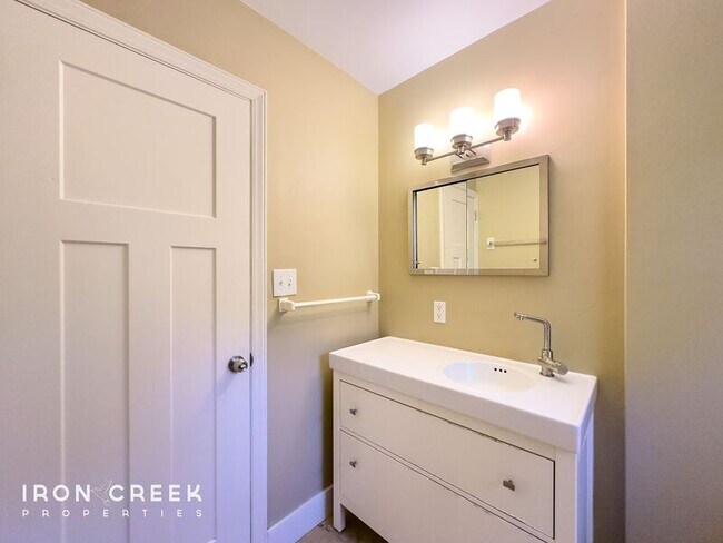 Building Photo - 12 Chateau Pl