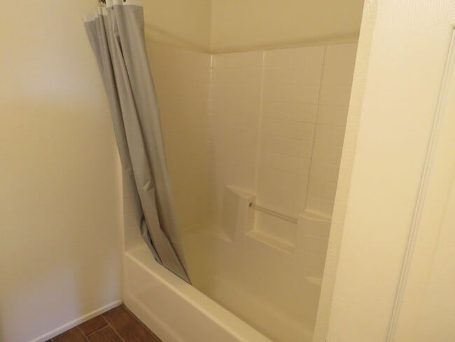 Building Photo - 5 Bedroom in quiet community!