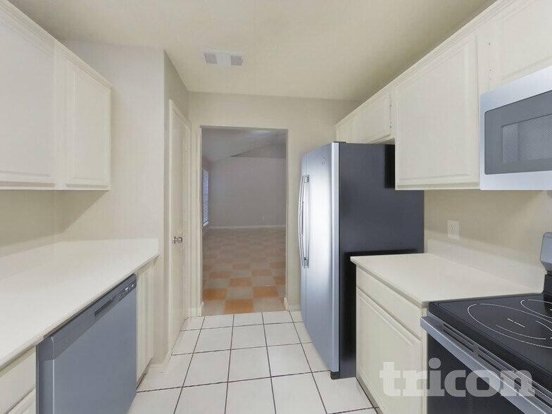 Building Photo - 916 Ashmount Ln