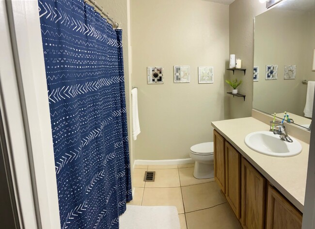 Building Photo - Beautiful 2 Bd 2 1/2 bath Corner unit in W...