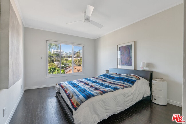 Building Photo - 1275 N Harper Ave