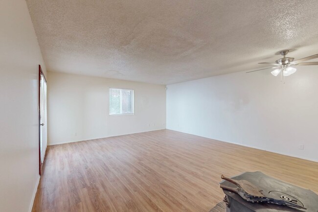 Building Photo - NE 1248/sf 3/BD 2/BA 1/CG