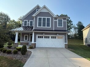 Building Photo - 4 bedroom 2 1/2 bath house for rent