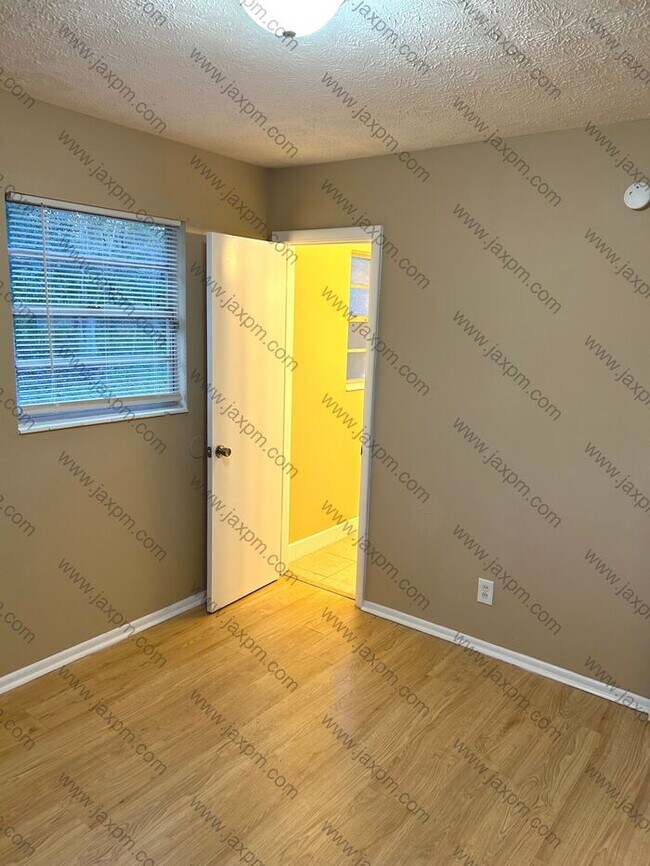 Building Photo - 3/2 Westside home with large yard