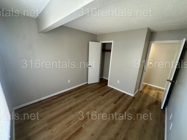 Building Photo - $925- 2 bedroom 1 bath - Apartment located in Riverside