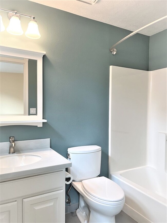 Building Photo - NW townhouse with double Master Suites, pa...