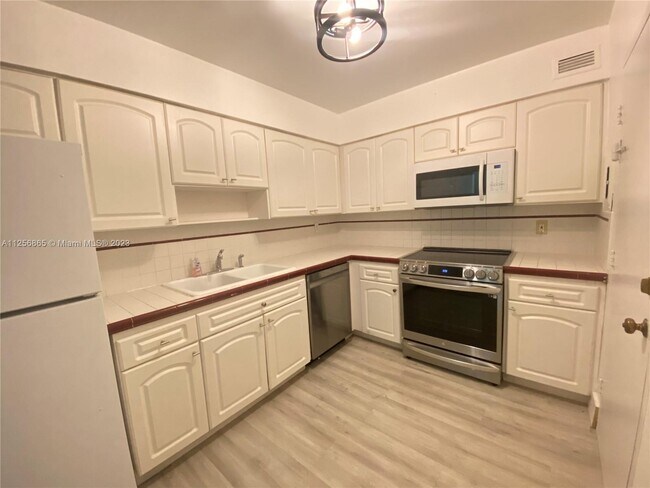 Building Photo - 9225 Collins Ave