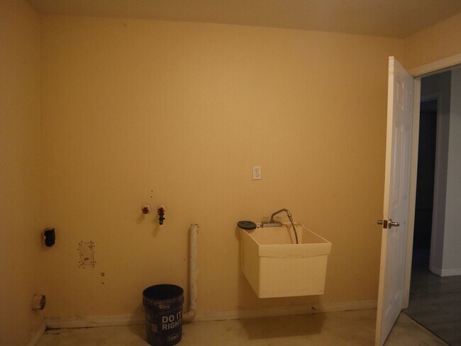 Building Photo - Great Location 3 bedroom 2 Bath 2 Car Garage Call/Text Carole Arcaro 386-216-4900 Deltona Lakes R...