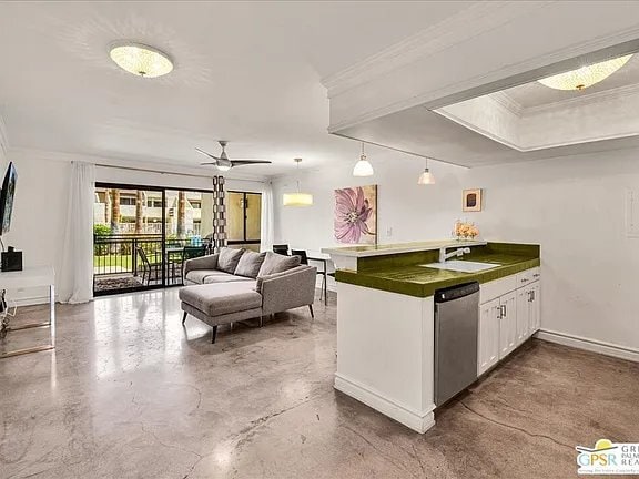 Building Photo - 1655 E Palm Canyon Dr