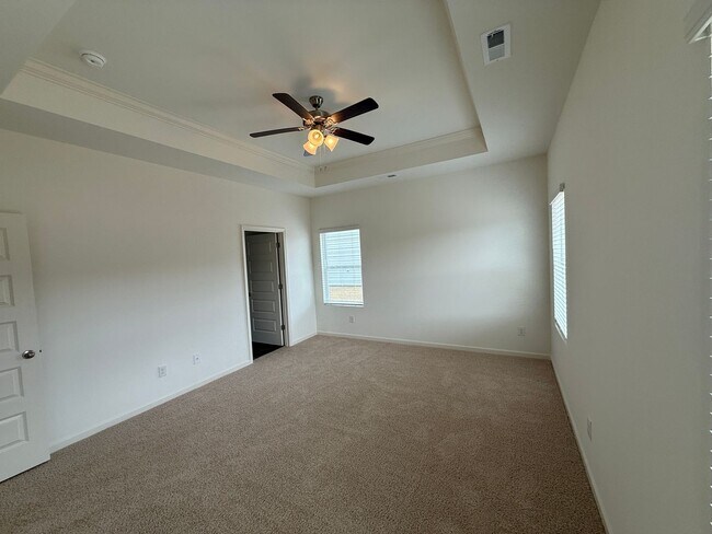 Building Photo - Springville Schools One Level 4 Bedroom / 3 Bathroom/ 3 Car Garage