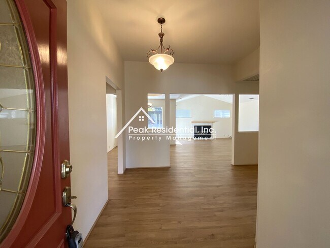 Building Photo - Spacious 3bd/2ba Auburn Home With Bonus Ro...