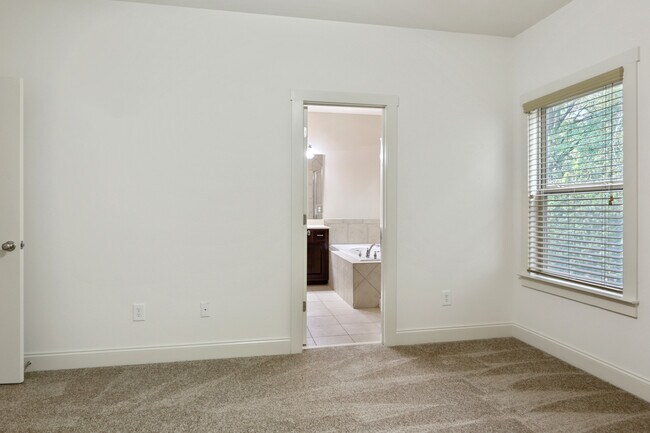 Building Photo - 2110 Westhill Dr SE, Smyrna, GA 30082
