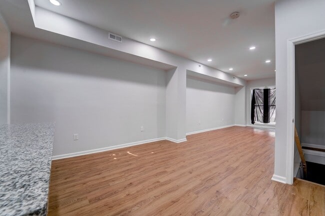 Building Photo - Beautifully Updated Townhome in Prime Loca...