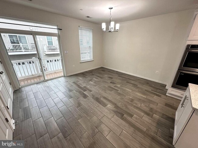 Building Photo - 5331 Greenwich Cir