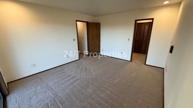 Building Photo - 3 BD I 3.5 BA Home - Separate Living Areas