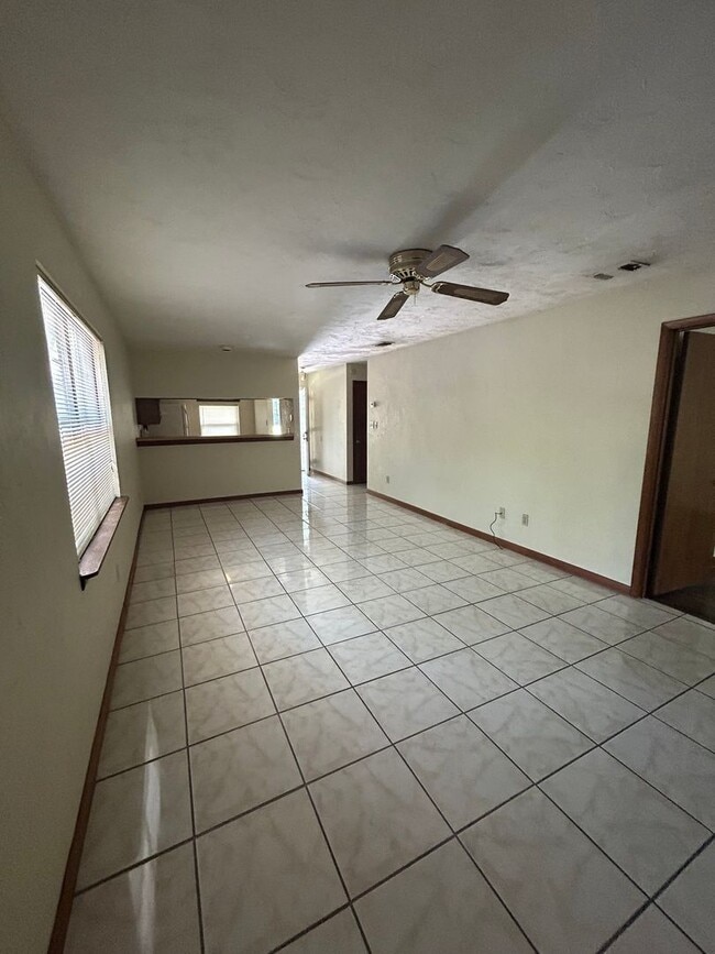 Building Photo - Large 2/2 flat, walking distance to Capita...