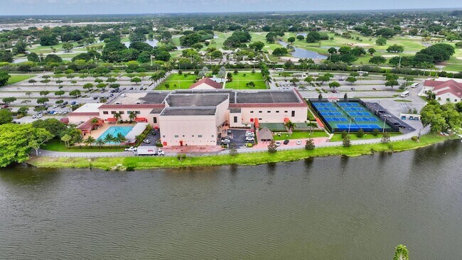 Building Photo - 177 Fanshaw E