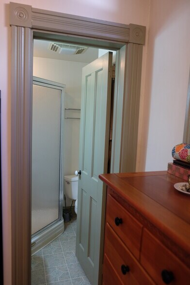 bath - 342 New Holland Ave