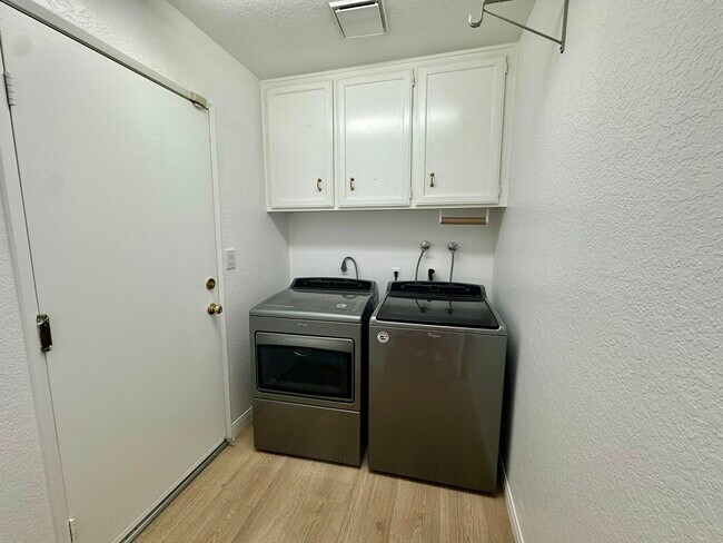 Building Photo - 417 Sierra Madre N