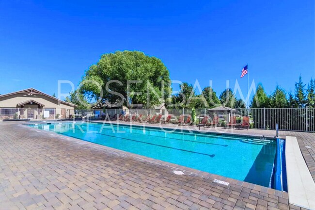 Building Photo - Gorgeous 3-bedrooms, 2-baths home in the h...