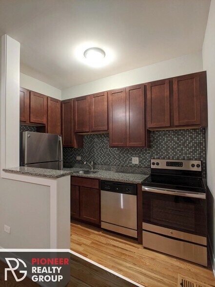 Primary Photo - 633 W Barry Ave