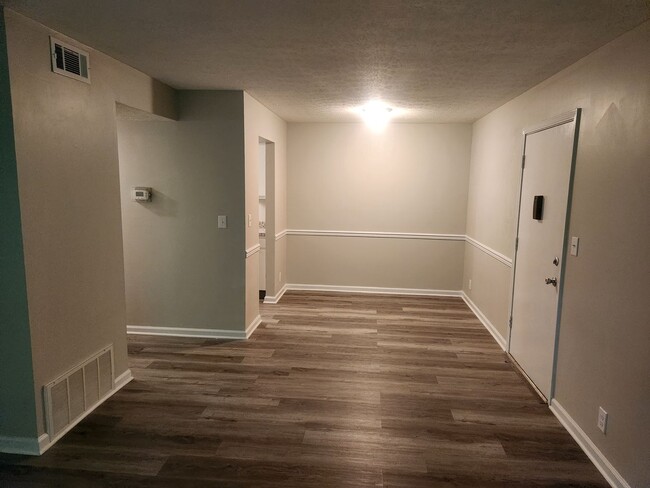 Building Photo - Lovely 1 bedroom 1 bath 2nd floor condo wi...