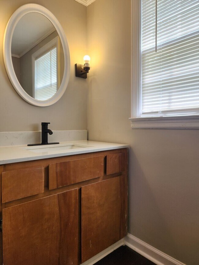 Building Photo - Charming 3-bedroom, 1.5-bathroom home loca...