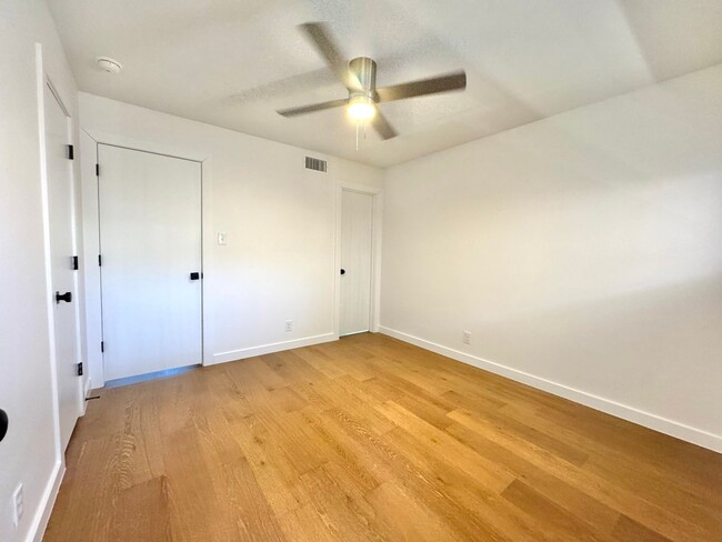 Building Photo - Remodeled Condo 2 Blocks to St. David's Me...