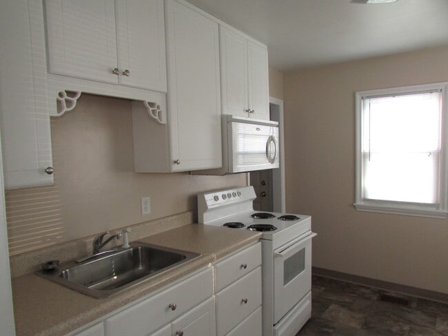 Building Photo - 2 BEDROOM | 1 BATH | SINGLE GARAGE | ROBBINSDALE | 12 MONTH LEASE